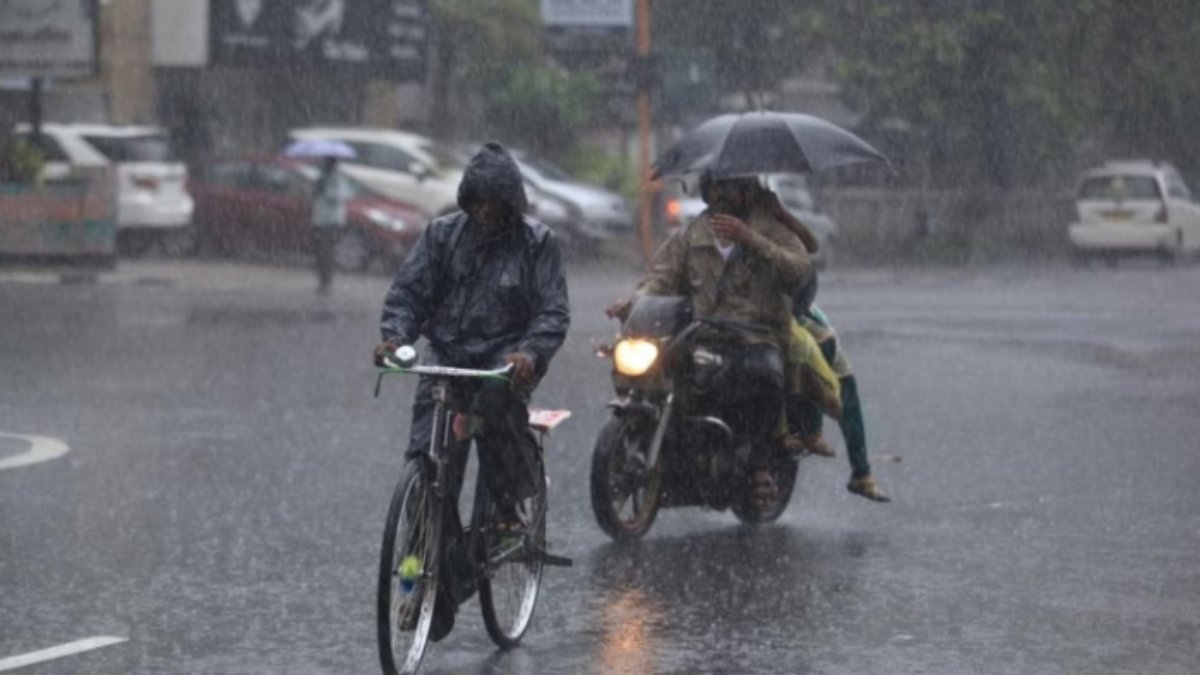 Chennai MET said possibility of rain in 11 districts and temperature will increase over 2-3 degree Chennai MET said possibility of rain in 11 districts and temperature will increase over 2-3 degree