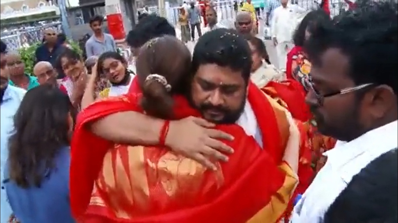 Telangana Seer condemns Adipurush director kissing Kriti Sanon at Tirupati temple and says go to a hotel room 