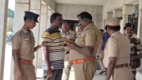 Suitcase thrown by Unknown persons in front of Rajiv Gandhi Memorial - security tightened Suitcase thrown by Unknown persons in front of Rajiv Gandhi Memorial - security tightened