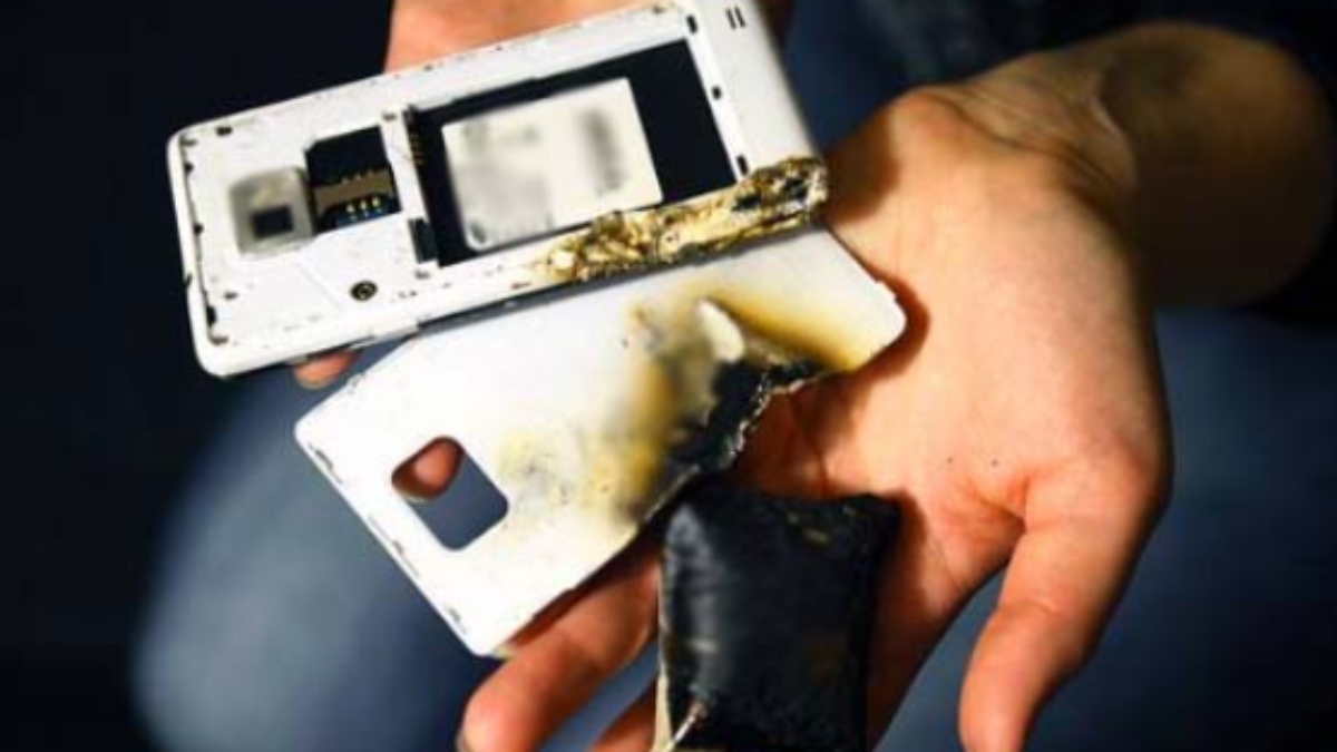 Govt official injured after his Cell phone explodes which was put in his pocket 