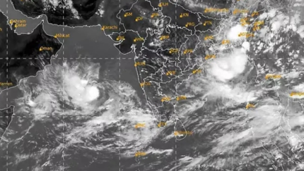 Pakistan reporter Jumped into sea while reporting Cyclone Biparjoy Pakistan reporter Jumped into sea while reporting Cyclone Biparjoy