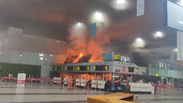 Fire accident in Kolkata Netaji Subhash Chandra Bose Airport cause stir 