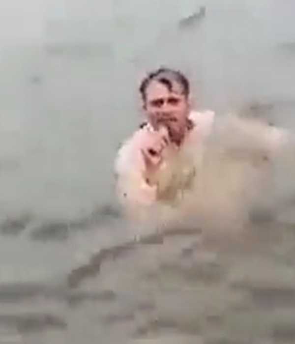 Pakistan reporter Jumped into sea while reporting Cyclone Biparjoy Pakistan reporter Jumped into sea while reporting Cyclone Biparjoy