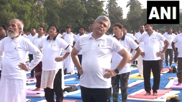 International Yoga day: Union ministers performs yoga in various places across india 