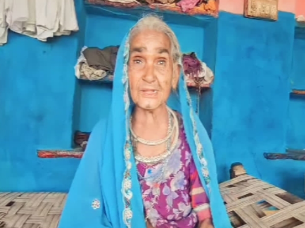 Bhopal Woman says PM Modi is like her son and gifts 25 Acres Bhopal Woman says PM Modi is like her son and gifts 25 Acres