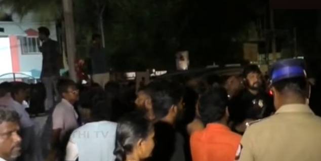 Power cut in Chennai people suffering from heat stroke road blockade in Ambattur Power cut in Chennai people suffering from heat stroke road blockade in Ambattur