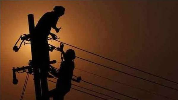 Power cut in Chennai people suffering from heat stroke road blockade in Ambattur Power cut in Chennai people suffering from heat stroke road blockade in Ambattur