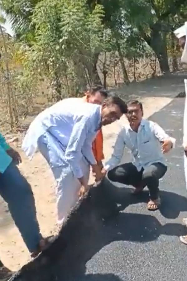  Maharashtra Villagers Lifting Newly-Made Road With Bare Hands
