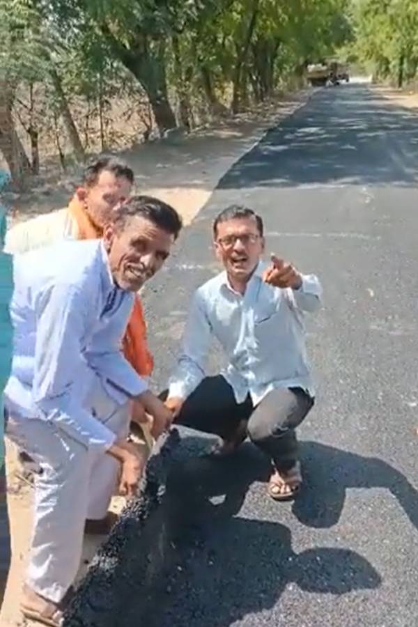  Maharashtra Villagers Lifting Newly-Made Road With Bare Hands