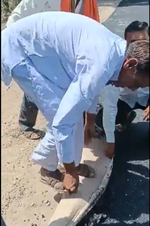  Maharashtra Villagers Lifting Newly-Made Road With Bare Hands