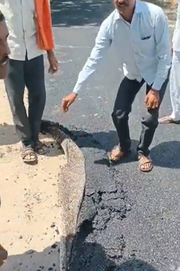  Maharashtra Villagers Lifting Newly-Made Road With Bare Hands