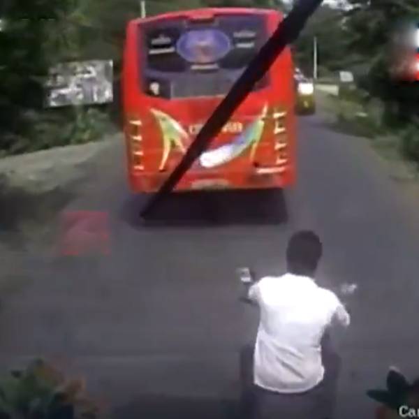 CCTV : A mini bus collided with a private bus in Tiruvarur in the blink of an eye 