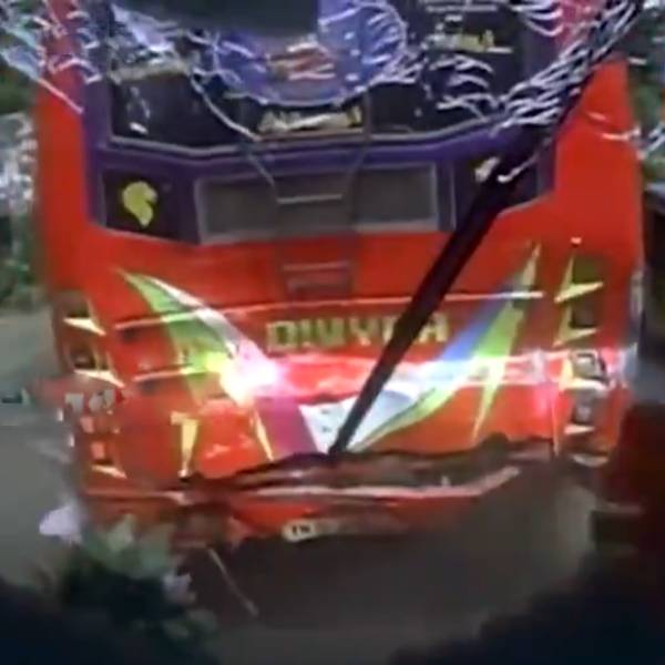 CCTV : A mini bus collided with a private bus in Tiruvarur in the blink of an eye 