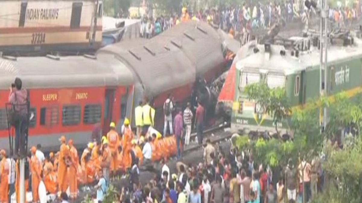 Odisha Train Accident: Passengers who involved rescue operaton with bleeding blood 