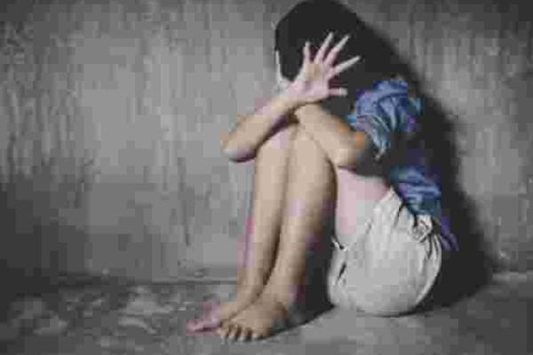 Stone pelts on accused house who sexually assaults 14 years old girl Stone pelts on accused house who sexually assaults 14 years old girl
