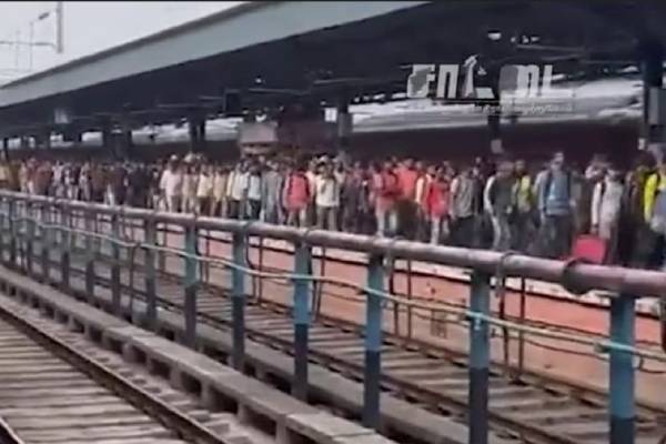 The officer who did not know Tamil at Tiruchendur railway station; train left before giving the ticket 