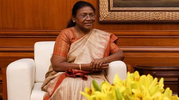 Tribal people of Tamil Nadu greet President Draupadi Murmu in Delhi 