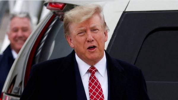 How Trump Showed Secret Attack Plan To Guests During Party At Golf Club