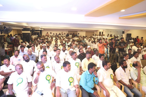 Director Vetrimaran received Thanthai Periyar award in SDPI award function 