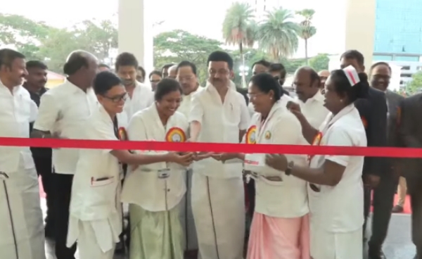 CM stalin inaugurates Kalaignar Centenary Super Speciality hospital with medical workers 