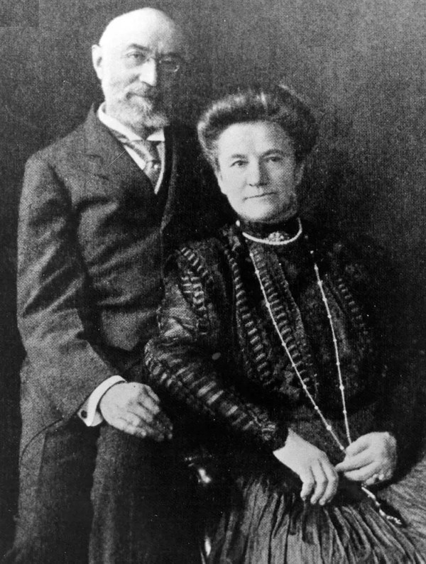 Wife of missing Titanic Submarine pilot Stockton Rush descended from first-class passengers who died on Titanic: report 