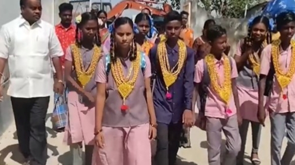 Chidambaram government school students mass welcome by Officers who pass 8th class 