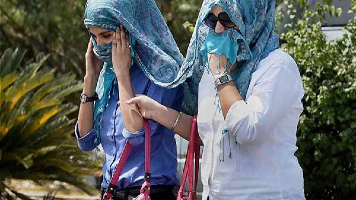 Why Bangalore has pleasant weather all around the year compared to other south Indian cities like Chennai, Hyderabad, Pune? 