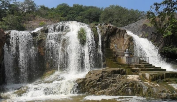 Is there a waterfall in Chennai? What are the top 5 tourist sites around Chennai? 