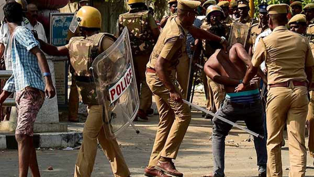 Devotees who came to the Lord Vithoba temple in Maharashtra were attacked by Mithu police 