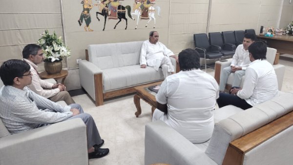 TN Minister Udhayanidhi Stalin met Odisha CM Naveen Patnaik about train accident relief 