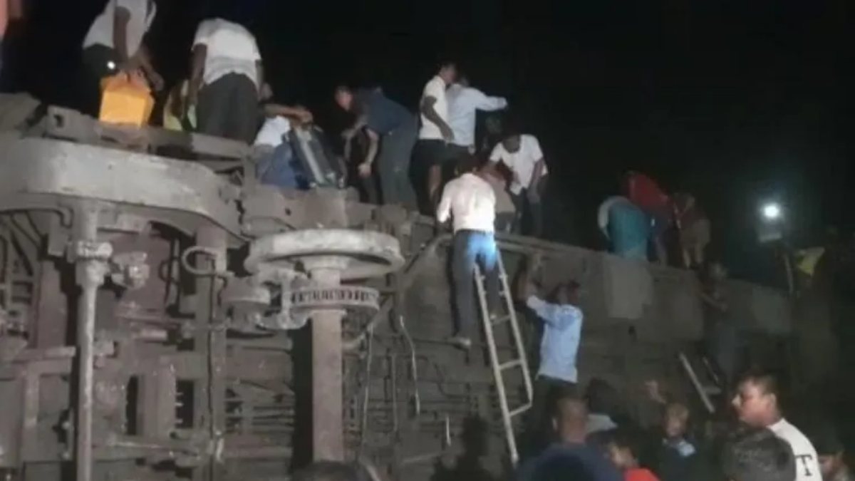 Coromandel Express derails in Odishas Balasore district Coromandel Express derails in Odishas Balasore district