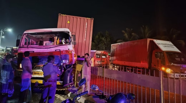 Terrible accident on Chennai Bengaluru National Highway 20 injured Severe traffic jam 