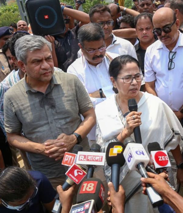  Mamata Banerjee, Ashwini Vaishnaws Disagreement Over Odisha train accident