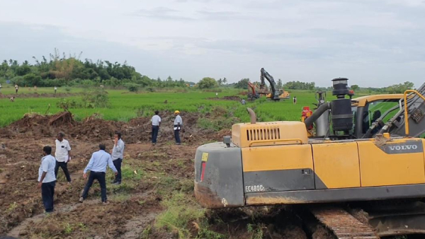 Police deployed in Valayamadevi as the people in thought of doing protest against NLC Police deployed in Valayamadevi as the people in thought of doing protest against NLC