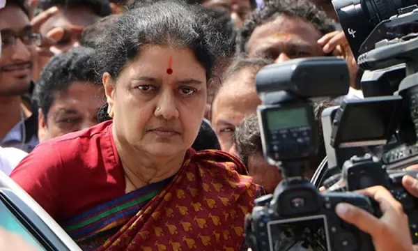 Sasikala meets AIADMK Cadres, slams Edappadi Palaniswami 