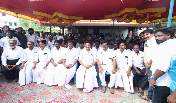 In Trichy Bjp executives joining dmk in before of Minister Anbil mahesh In Trichy Bjp executives joining dmk in before of Minister Anbil mahesh