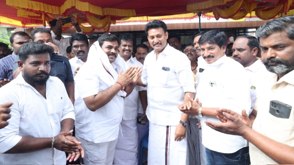 In Trichy Bjp executives joining dmk in before of Minister Anbil mahesh In Trichy Bjp executives joining dmk in before of Minister Anbil mahesh