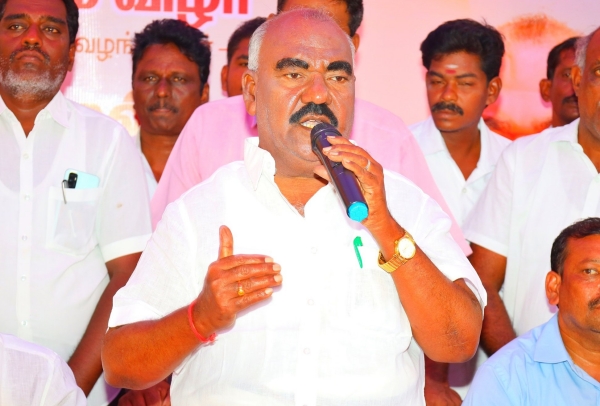 In the presence of Minister Gingee Masthan Tindivanam DMK Executives got into an argument 