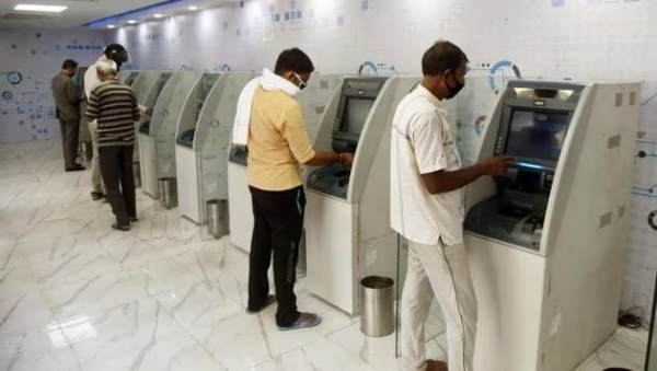 bank praised auto driver who honestly handed it over 50k cash came before inserting card in ATM 