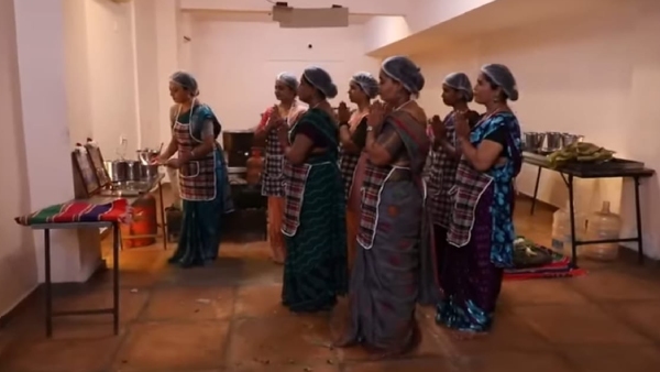 Baakiyalakshmi serial Baakiya and her eight companions finish cooking for 5000 people 