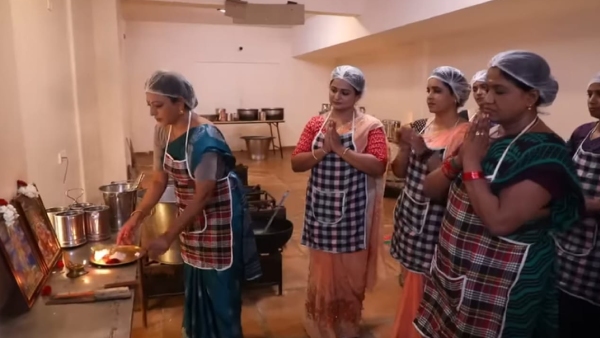 Baakiyalakshmi serial Baakiya and her eight companions finish cooking for 5000 people 