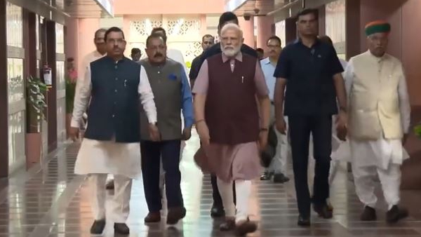  PM Modis Attack On Opposition Front 