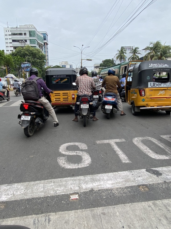 Chennai traffic police fined all those who crossed the signal in purasaivakkam road 