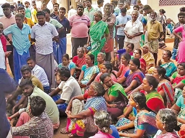 A youth was stabbed to death Chinnamanur in Theni district after he asked for the cell phone A youth was stabbed to death Chinnamanur in Theni district after he asked for the cell phone