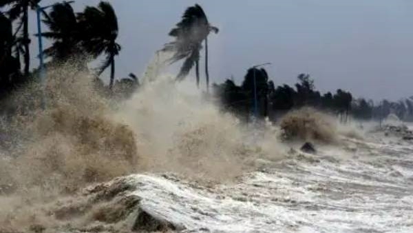 Chennai met alert that fishermans dont go to sea due to Hurricane Chennai met alert that fishermans dont go to sea due to Hurricane