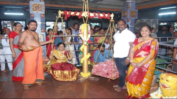 Andhra Couple offers 51 kg tomatoes to God as Thulabaram 