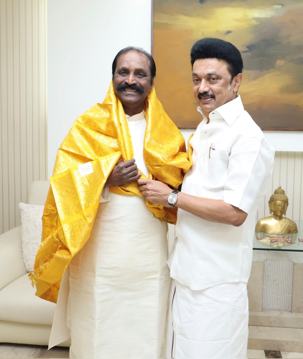 CM MK Stalin went to Kavingar Vairamuthu home and conveyed his birthday wish CM MK Stalin went to Kavingar Vairamuthu home and conveyed his birthday wish