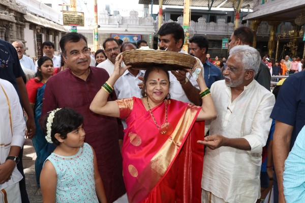 Union Minister Nitin Gadkari Offer Special Prayers Tirumala Elumalaiyan Temple 