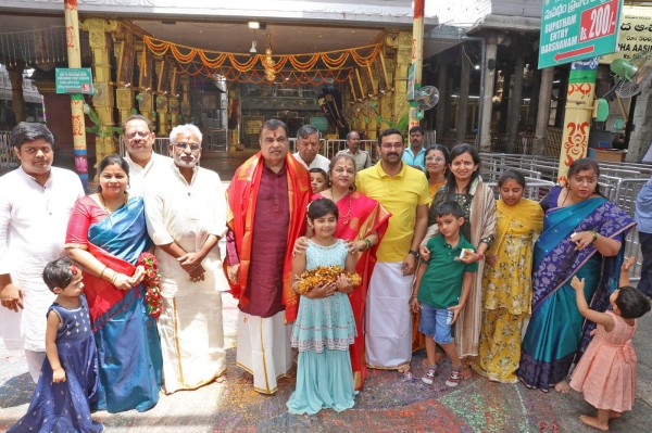 Union Minister Nitin Gadkari Offer Special Prayers Tirumala Elumalaiyan Temple 