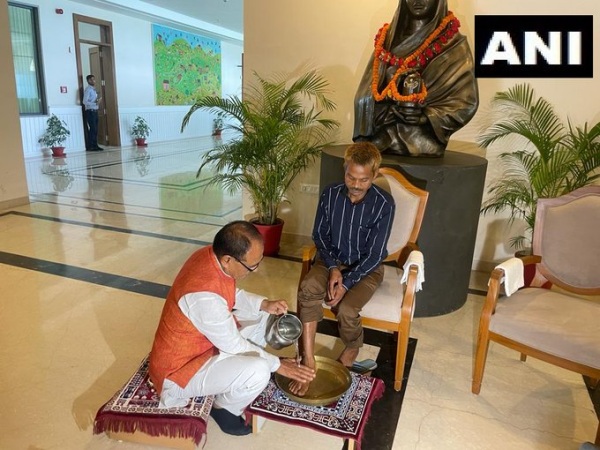 Madhya Pradesh CM Shivraj Singh Chouhan and washes tribals feet after pravesh shukla urinated Madhya Pradesh CM Shivraj Singh Chouhan and washes tribals feet after pravesh shukla urinated